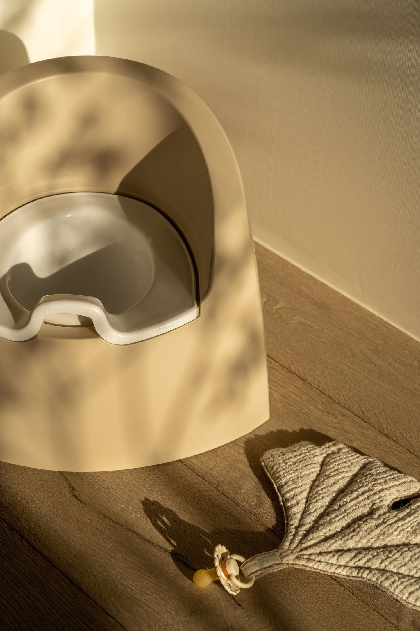 Vasino ergonomico per bambini color beige con vaschetta bianca estraibile