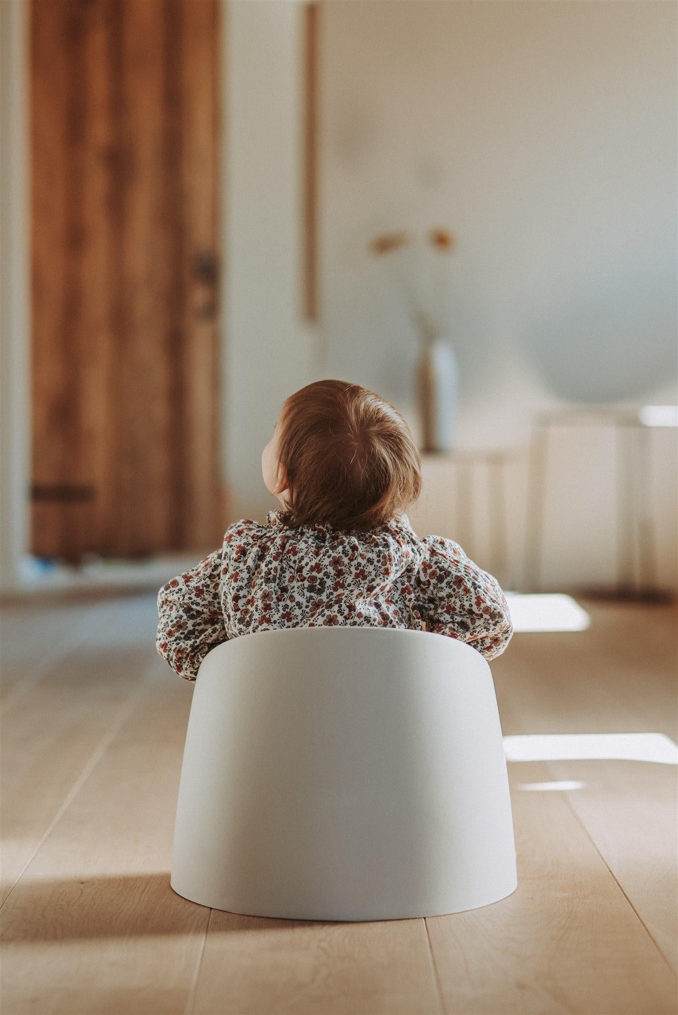 Bambino che utilizza il vasino ergonomico durante l’allenamento al vasino
