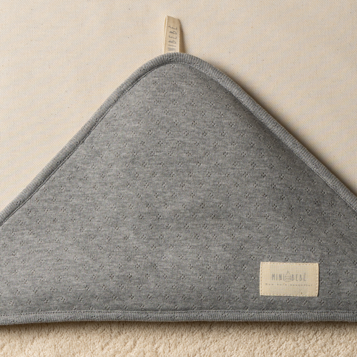 Asciugamano triangolo per neonato in spugna grigio