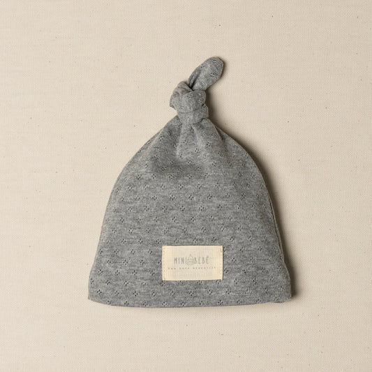 Cappellino nascita con nodo in cotone pointelle organico grigio