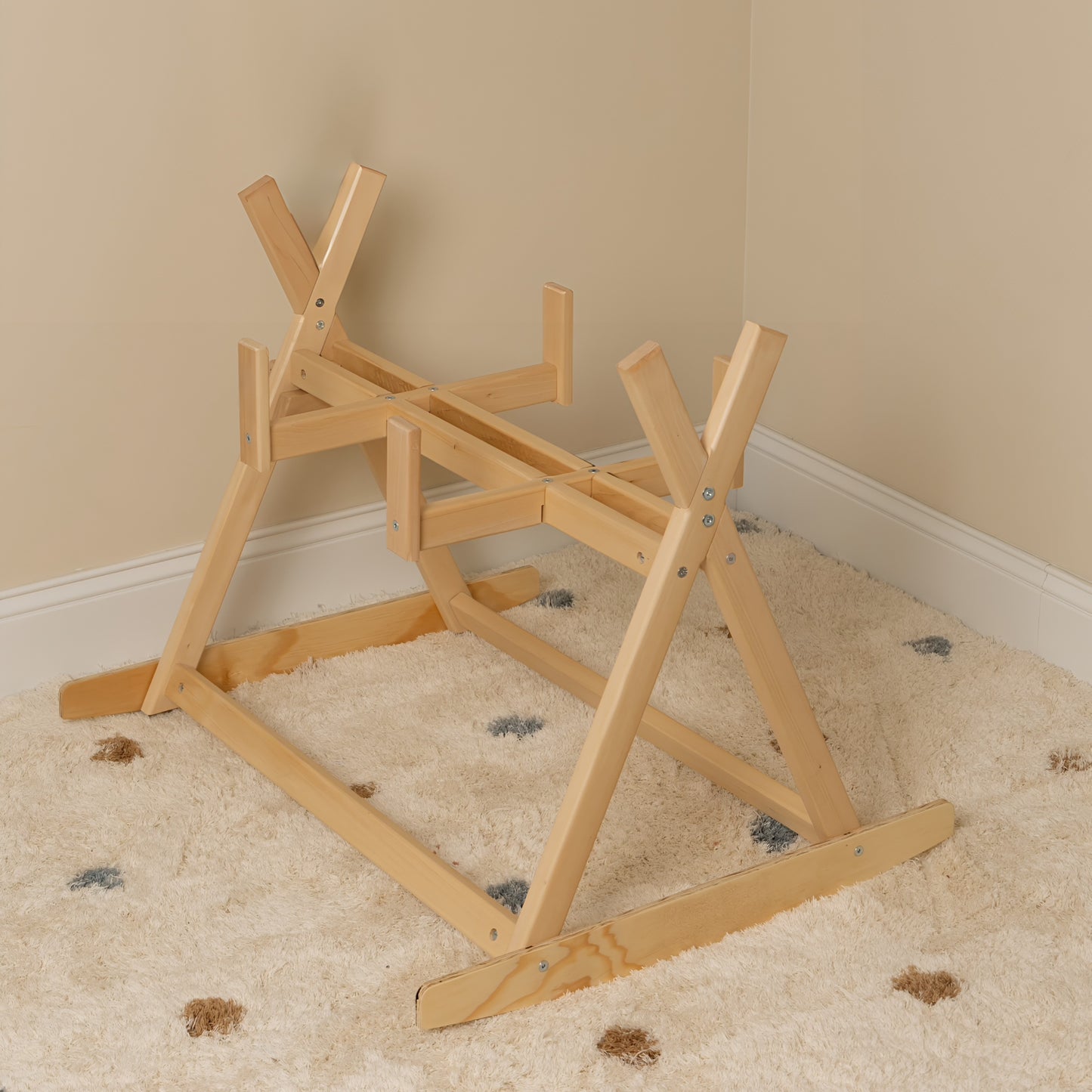 Dettaglio supporto culla neonato in legno naturale trattato con cera d’api