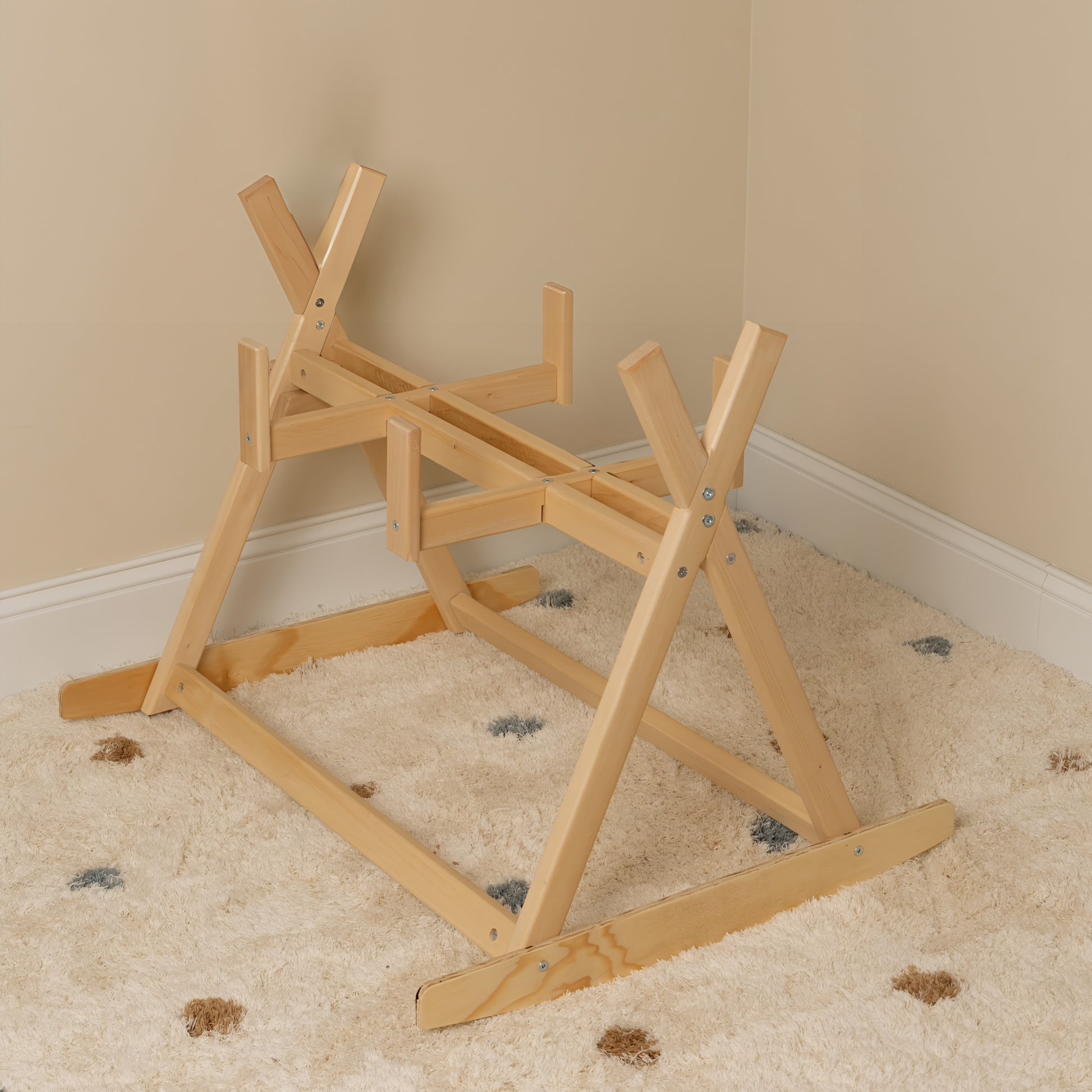 Dettaglio supporto culla neonato in legno naturale trattato con cera d’api