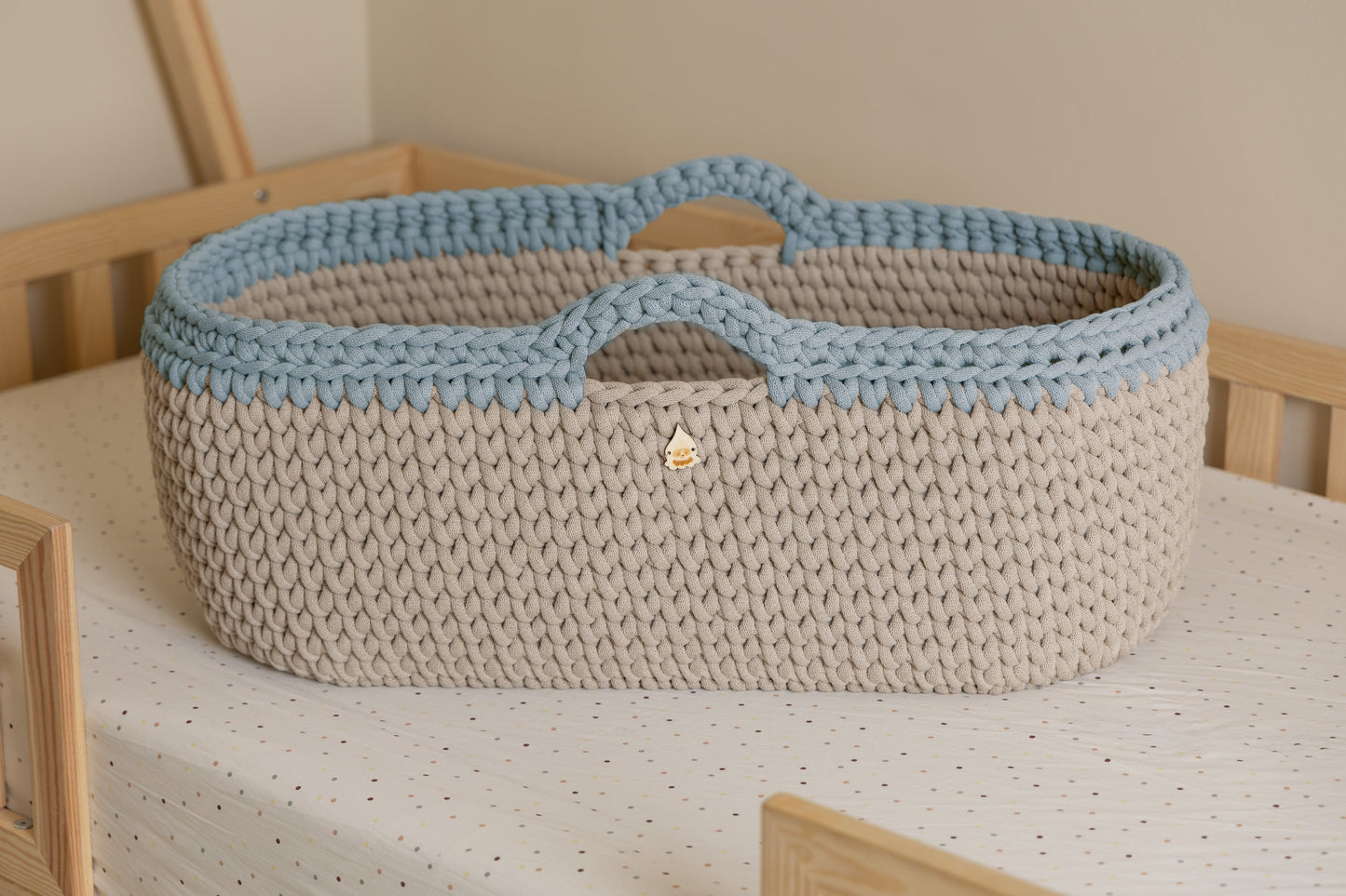 Culla uncinetto beige e azzurro cielo artigianale, certificata EN1130:2019 con materasso anti-soffoco Oeko-Tex incluso. Ideale come regalo nascita.