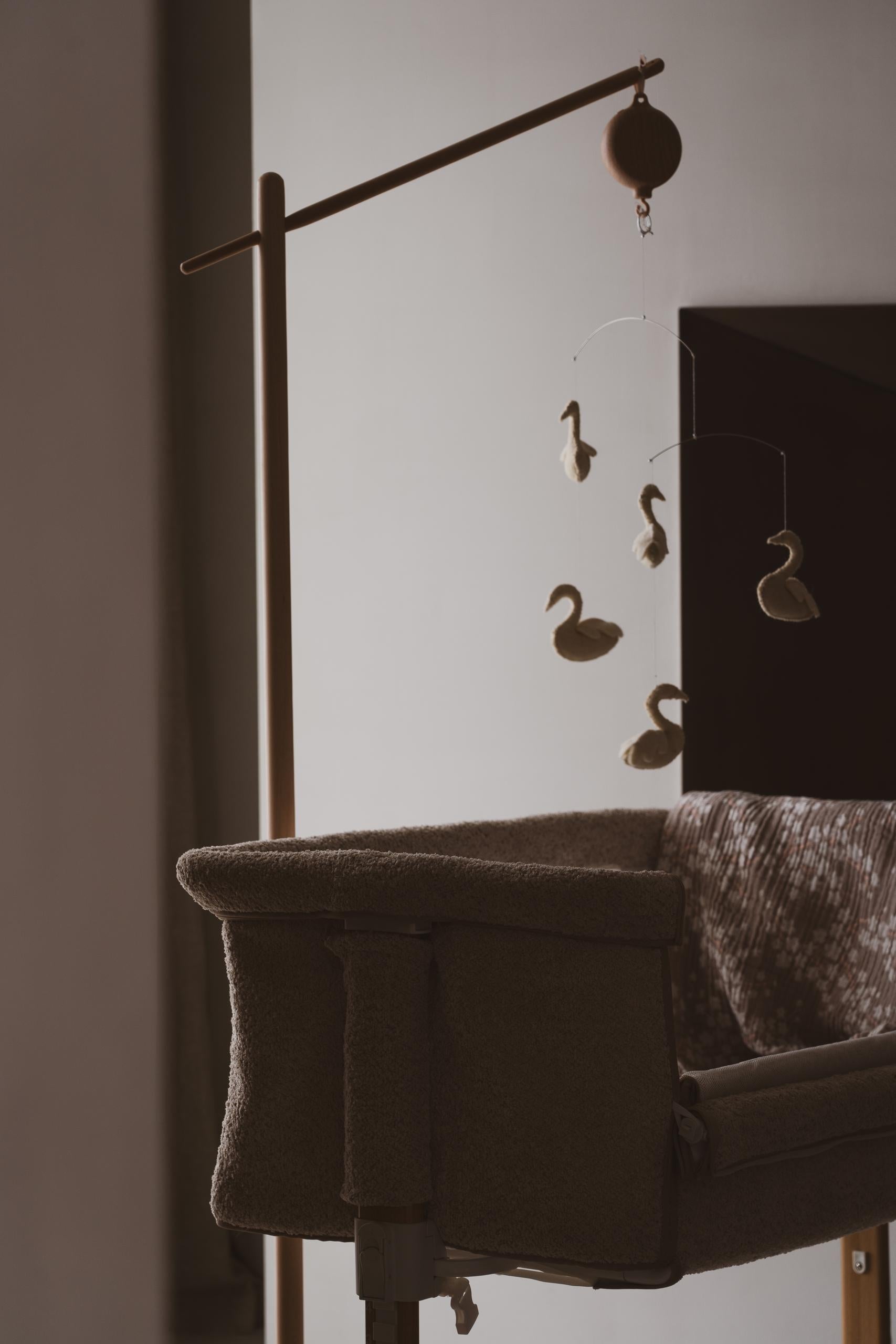 Culla co-sleeper Side by Side Naturel Bouclé accanto al letto matrimoniale – tessuto elegante e morbido