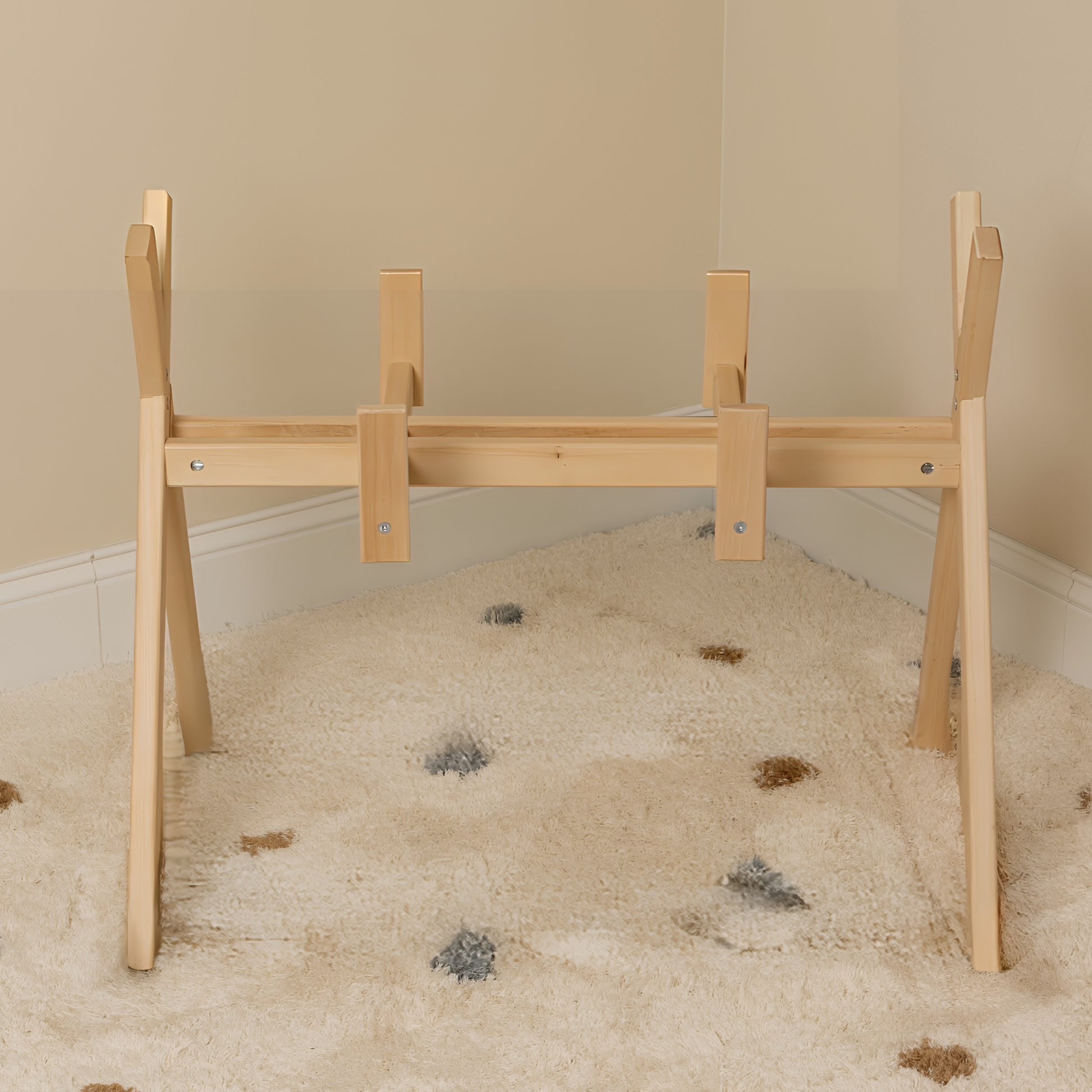 Dettaglio supporto culla neonato in legno naturale trattato con cera d’api