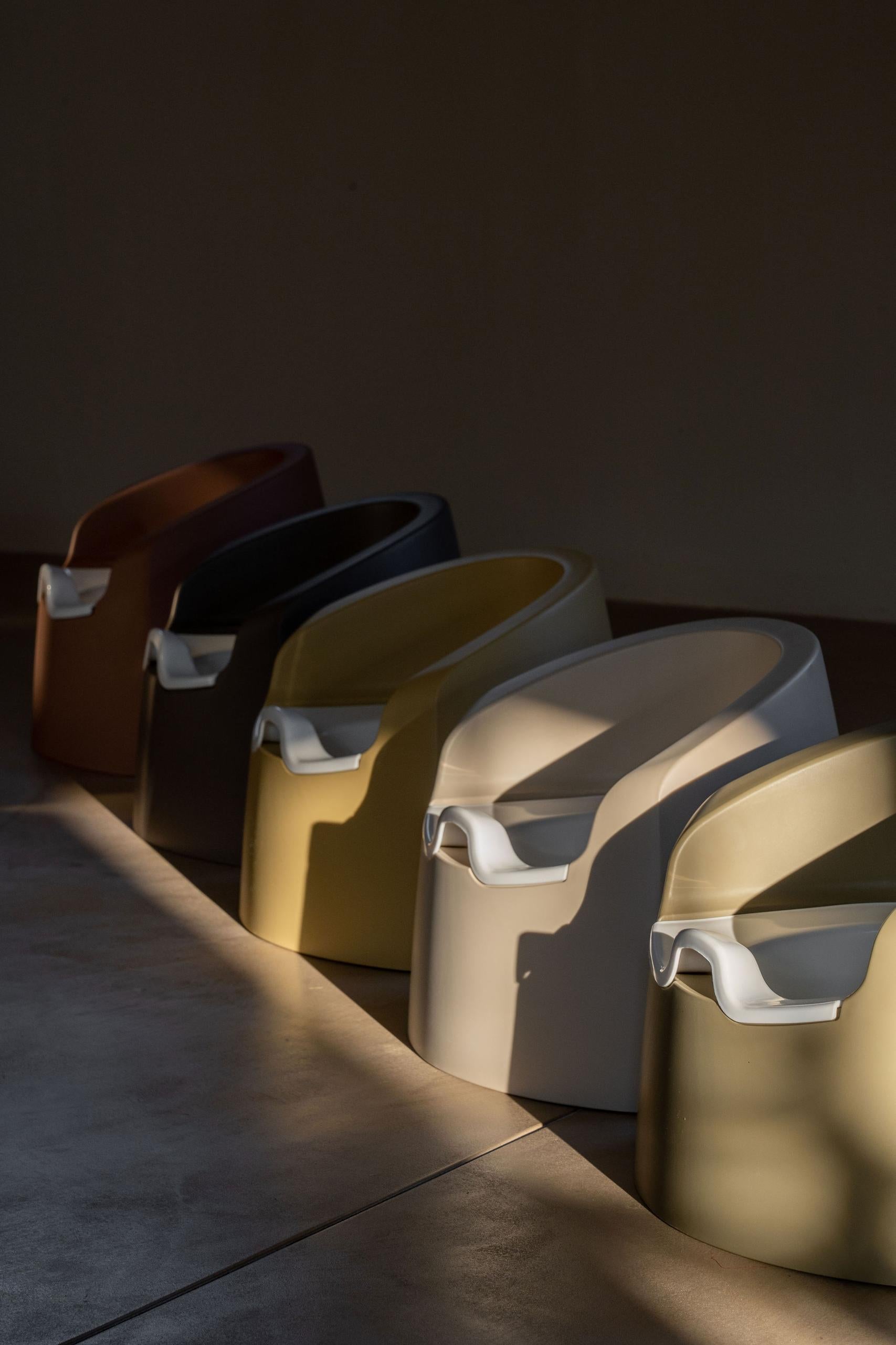 Vasino ergonomico per bambini color beige con vaschetta bianca estraibile