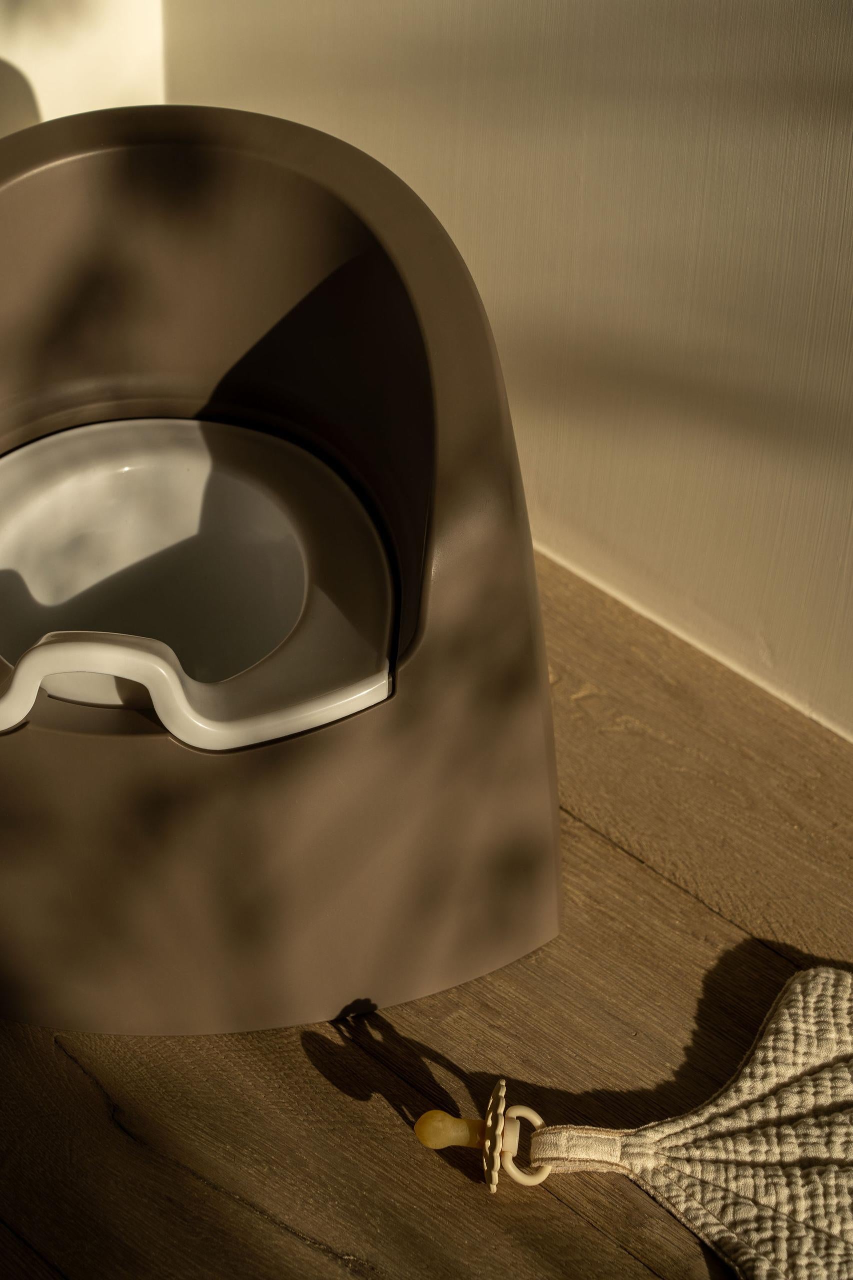 Dettaglio vasino per bambini facile da pulire con contenitore interno removibile